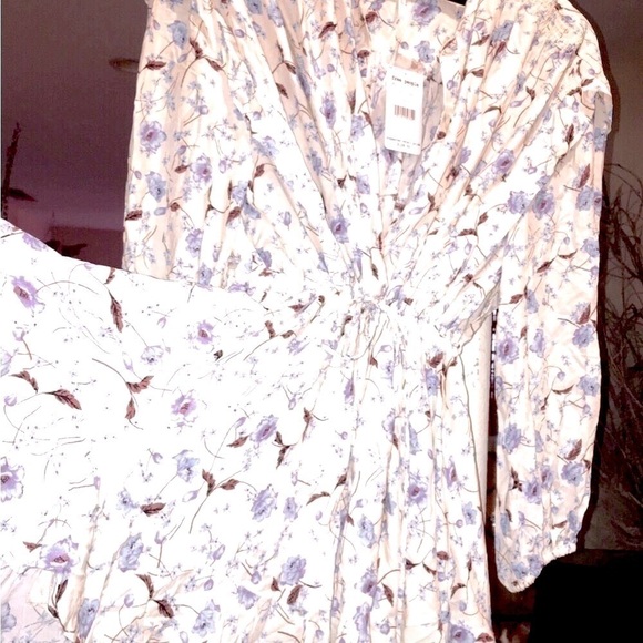 Free People beautiful floral dress, delicate flowers and flare skirt, NWT - Picture 4 of 8